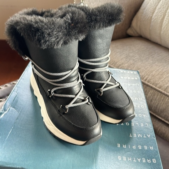 Geox Falena ABX 13
MODEL NUMBER: 9614386 women’s size 7 new with box. - Picture 2 of 6